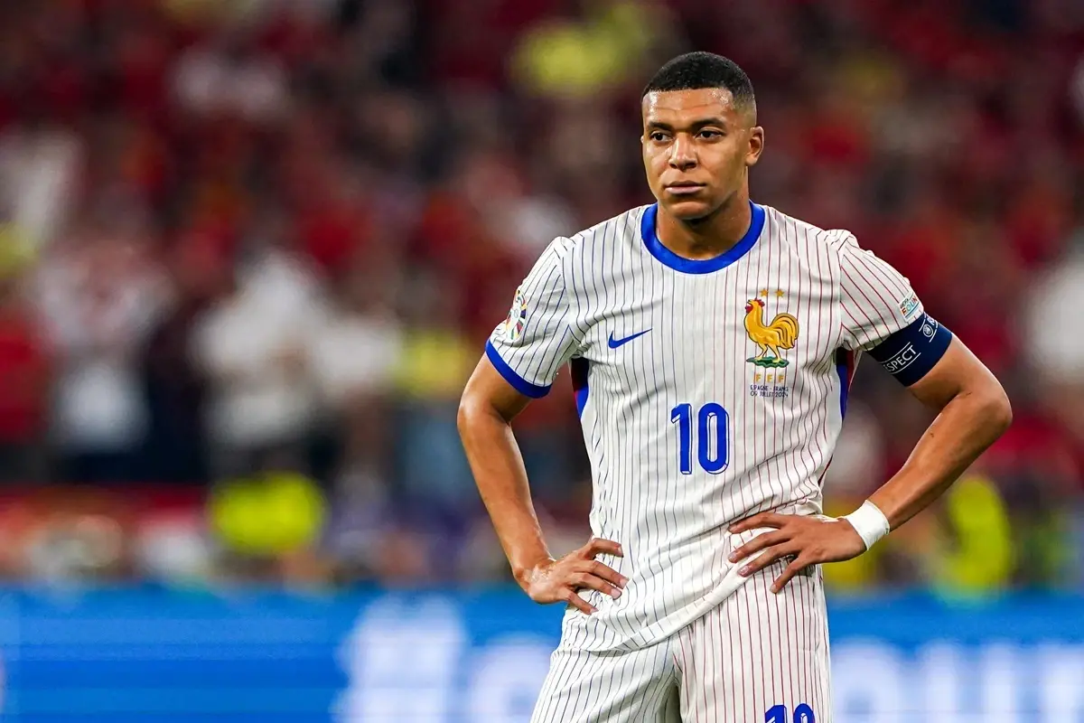 mbappe-tenta-danificar-o-ponto-de-penalti-durante-reviso-do-var-em-frana-ucrnia-4-0